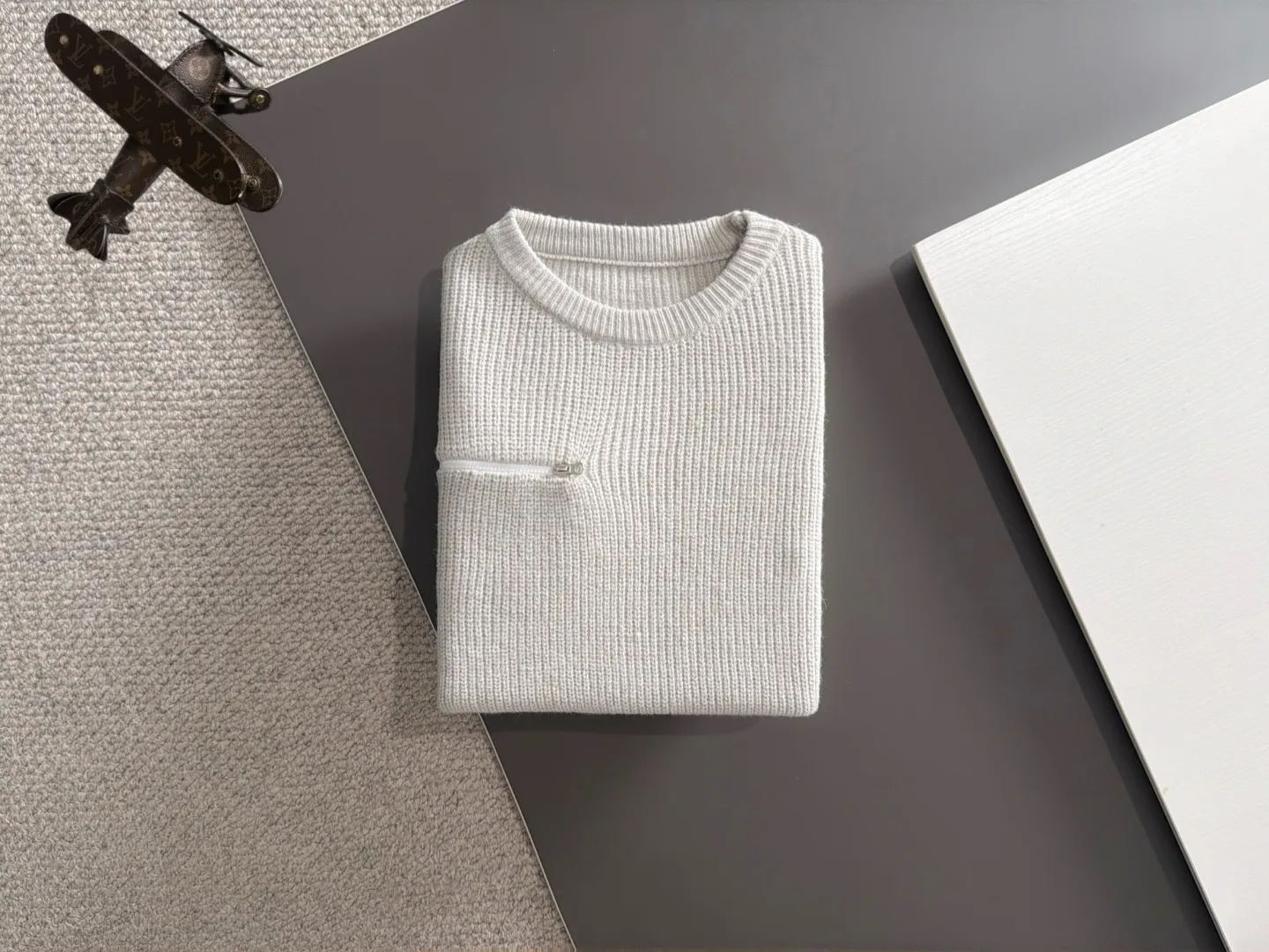 Next day shipment P195 Hermès High Quality 2026 Autumn and Winter latest sweaters from the official website, on sale at the counter at the same time Hot Sale! Specially made of wool blended fabric. It feels comfortable and can be directly in contact with the skin. The logo badge is exquisitely embroidered, which is extremely eye-catching! The details highlight the fashionable charm of big brands. Exquisite workmanship. Three-dimensional cutting style. The wearing effect is invincible and handsome! All three standards are complete! Sizes:M-3XL